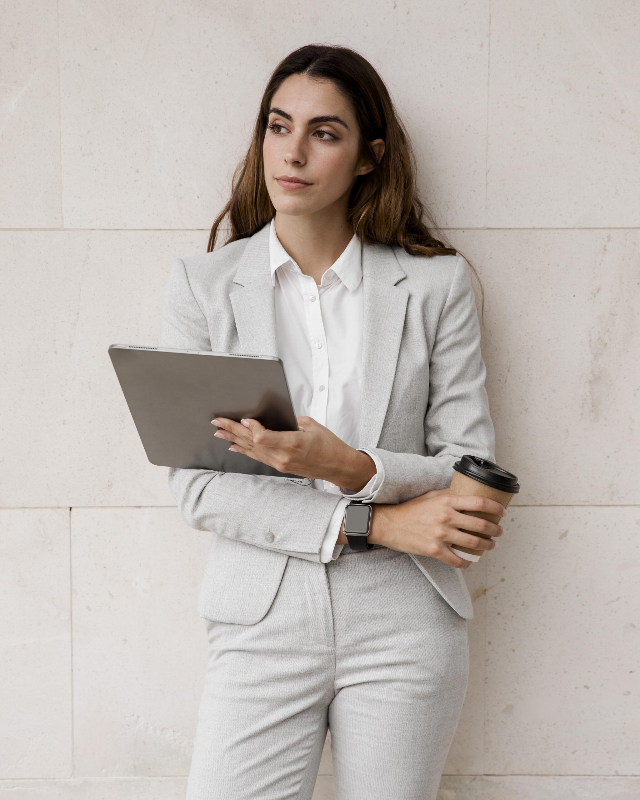 Femmes posant avec une tablette et café pour FAQ SAHIMO