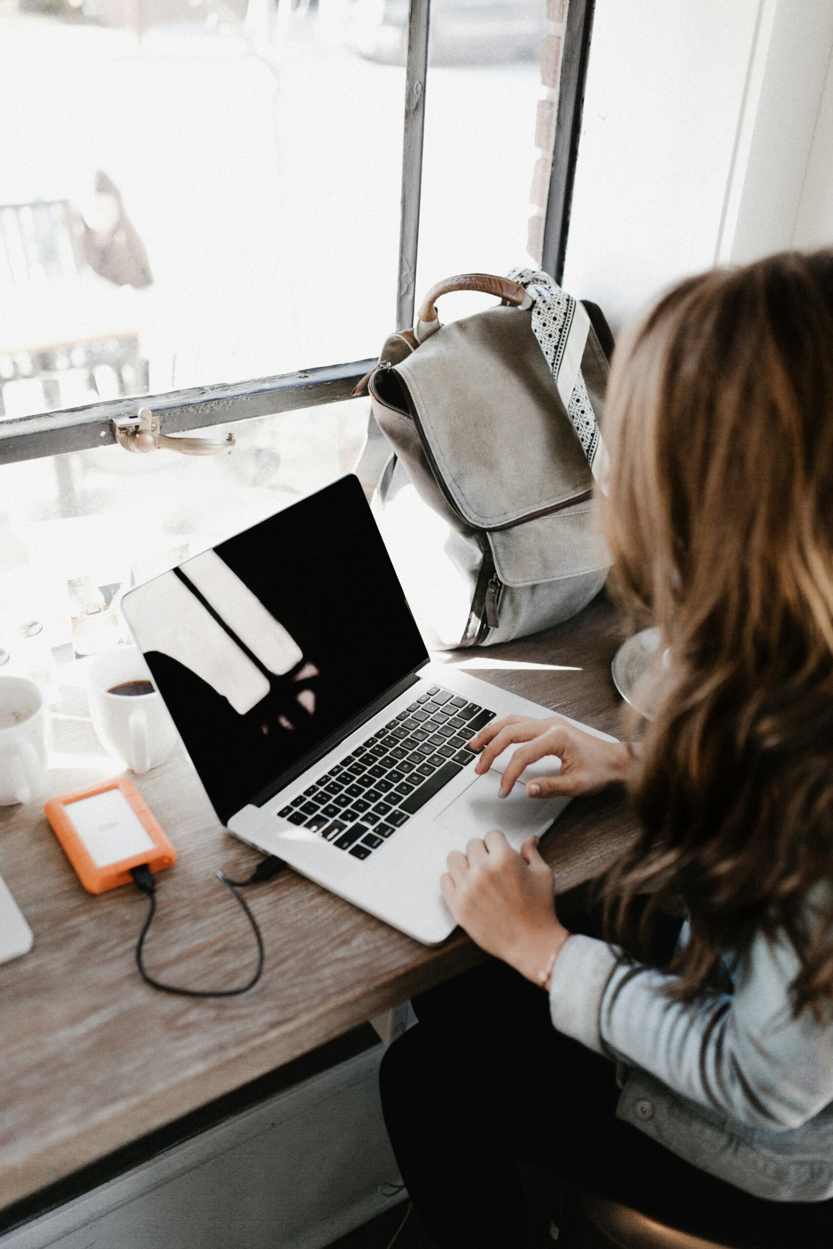 femme travaillant sur laptop